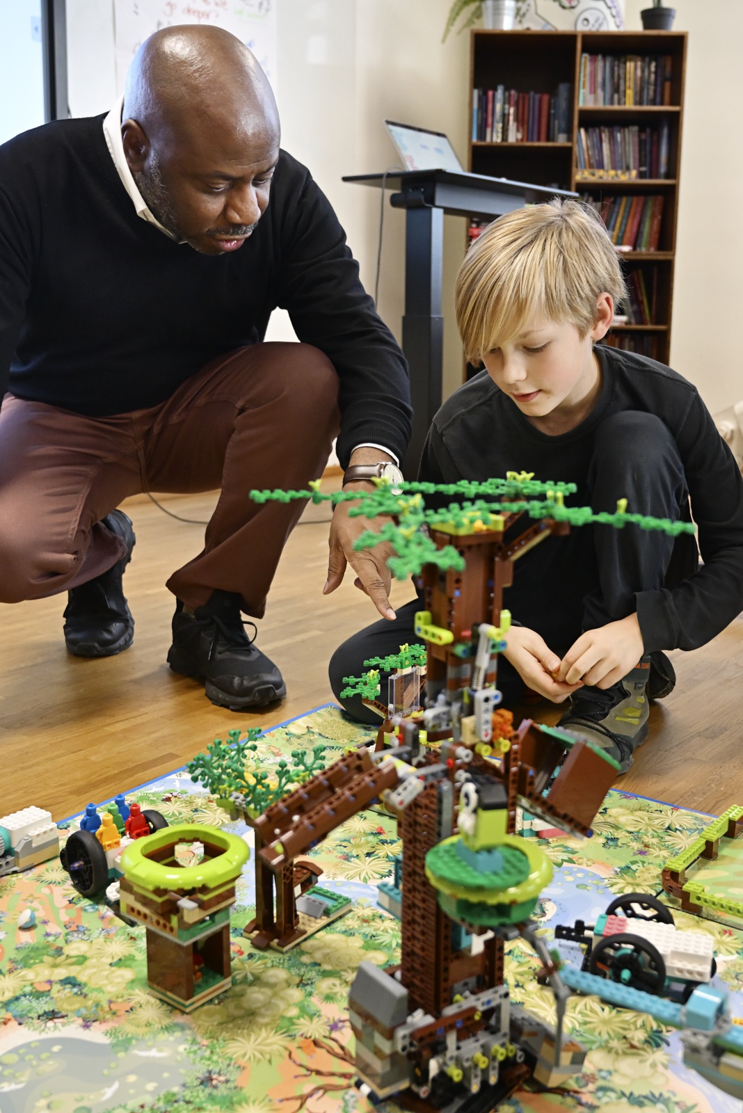 Atividade de construção e programação LEGO em sala de aula.